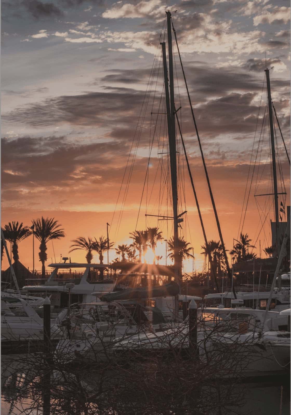 El malecón de Marina Costa Baja al atardecer