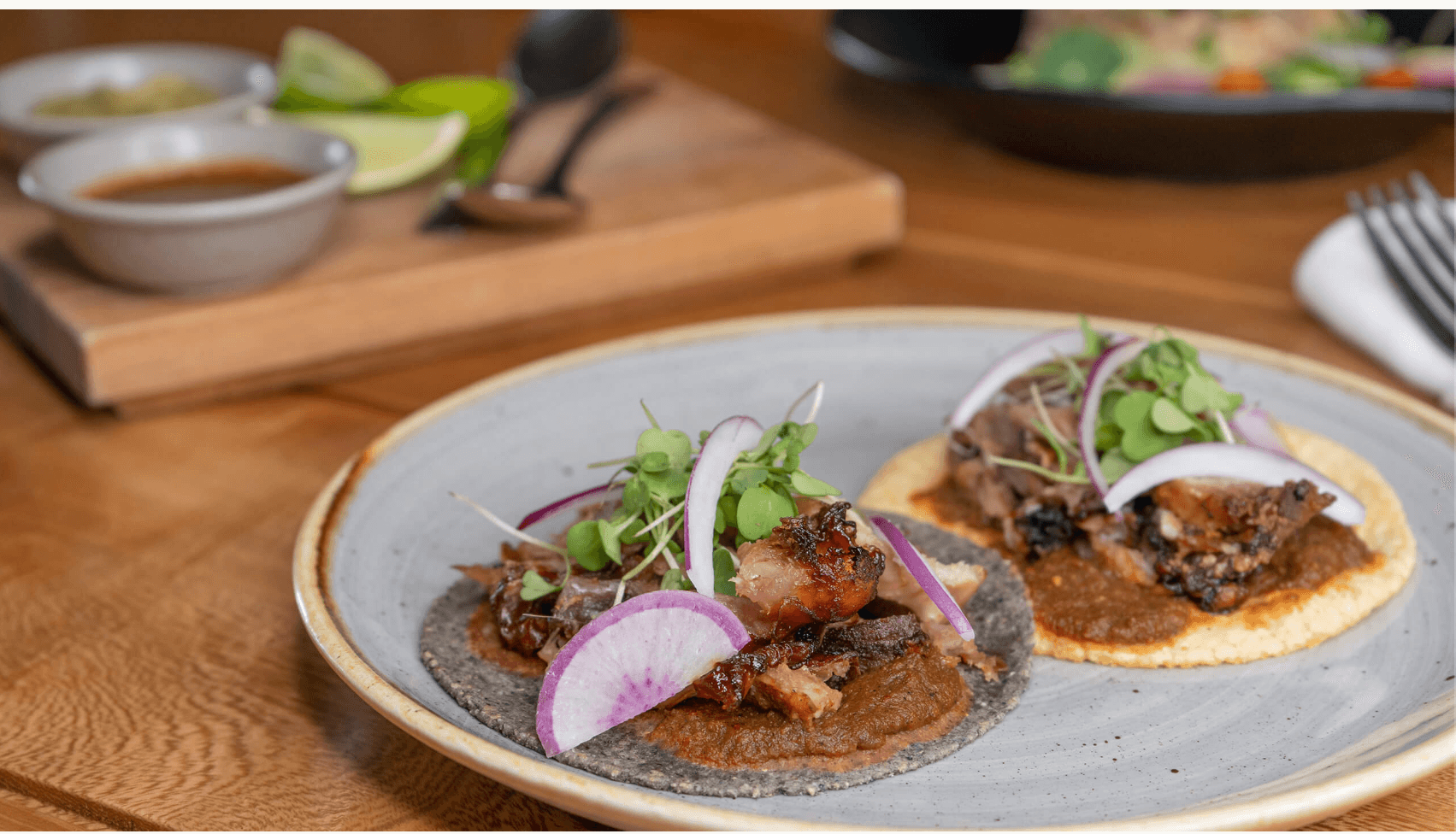Tacos de short rib con rábano y microhierbas
